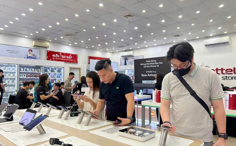 iPhone lines, including iPhone 16, are all being discounted at many systems in Vietnam. Photo: Minh Khue