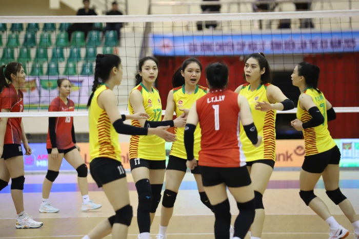 The Information Corps volleyball team won a ticket to the semi-finals of the Hoa Lu Cup 2025. Photo: VFV