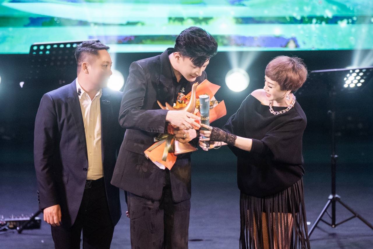 Pharmaceutical Dr. Tien was moved when receiving the award. Photo: Organizing Committee.