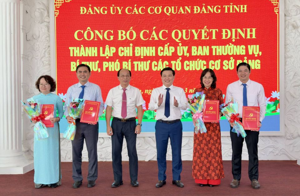 Awarding the decision to establish 4 advisory and support agencies to the Party Committees of the Party agencies of Long An province. Photo: Long An Portal
