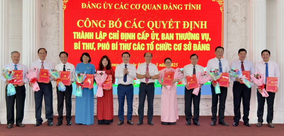 Trao quyet dinh thanh lap 10 to chuc co so Dang truc thuoc Dang uy cac co quan Dang tinh Long An. Anh: Cong TTDT Long An