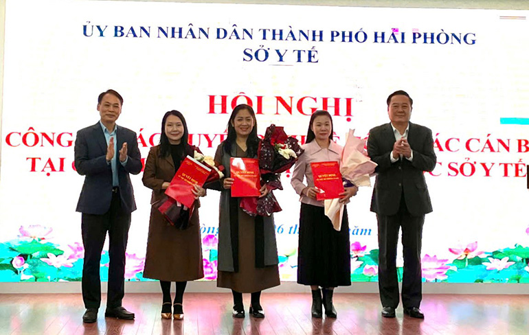 The leaders of the Hai Phong Department of Health presented the decisions to the individuals appointed this time. Photo: Pham Sen