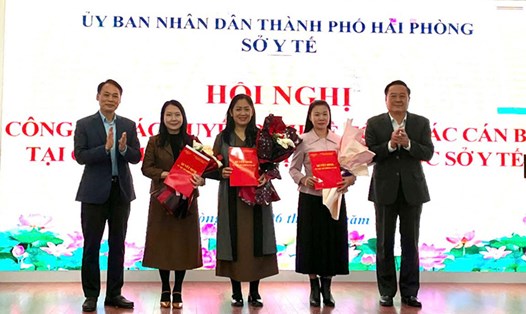 Lãnh đạo Sở Y tế Hải Phòng trao quyết định cho các cá nhân được bổ nhiệm đợt này. Ảnh: Phạm Sen