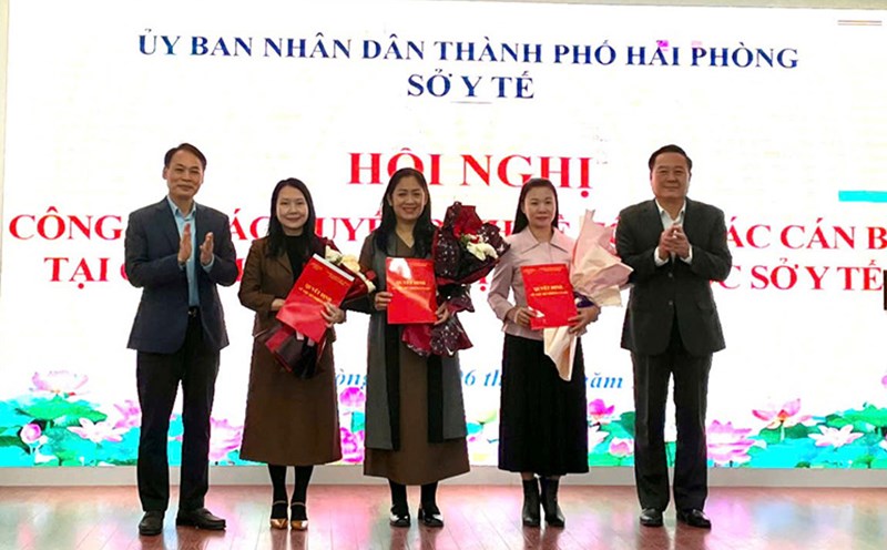 The leaders of the Hai Phong Department of Health presented the decisions to the individuals appointed this time. Photo: Pham Sen