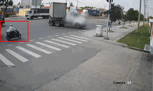 Hiện trường vụ tai nạn xe máy tông container. Clip: Trích xuất camera