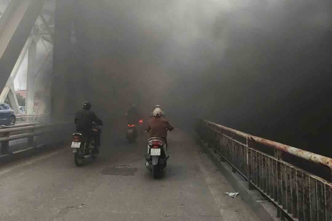 Khoi den bao trum mot doan cau Chuong Duong. Anh: Nguoi dan cung cap 