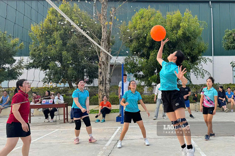 The civil service union of Dien Bien province organized a sports exchange to celebrate the 115th anniversary of International Women's Day on March 8. Photo: Huy Hoang