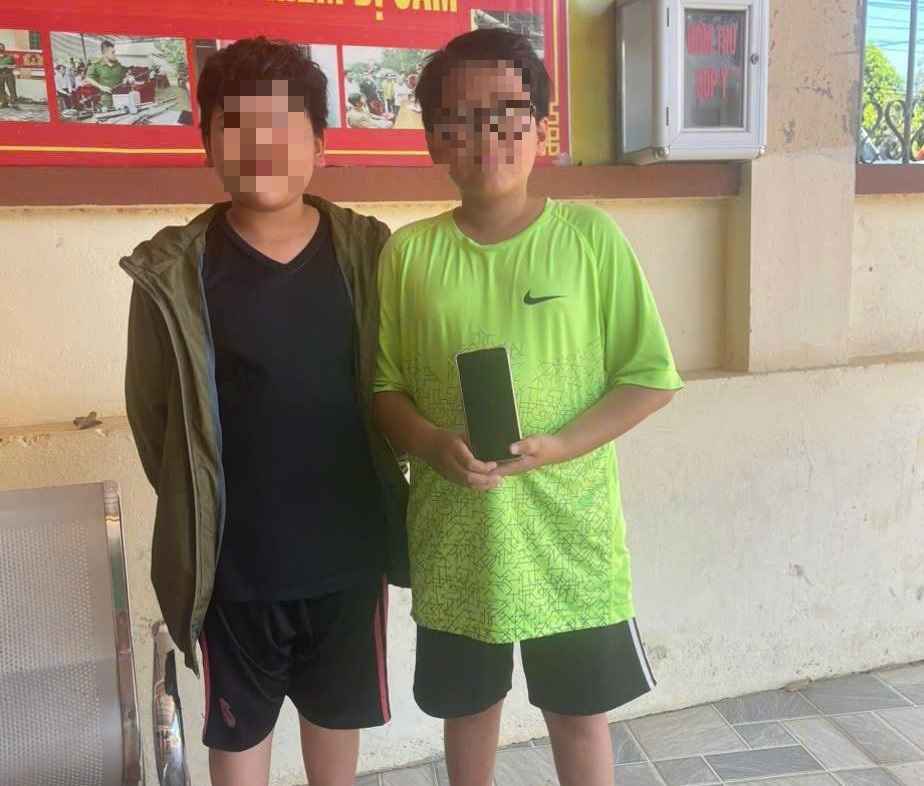 The two students picked up the phone and went to the police station to ask to find the owner to return it. Photo: Provided by the police