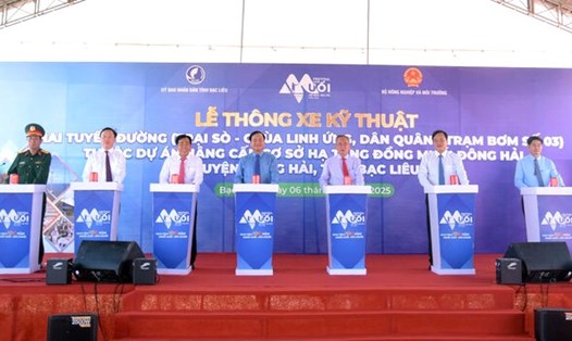 Chính thức thông xe kỹ thuật hai tuyến đường thuộc Dự án hạ tầng đồng muối Đông Hải, Bạc Liêu. Ảnh: Nhật Hồ