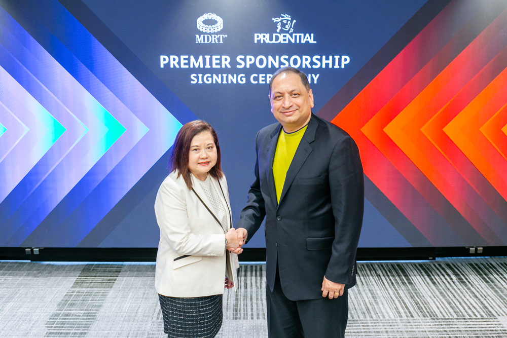 Mr. Pankaj Banerjee, Deputy General Director of the Agency channel (Group CAO) of Prudential plc Group and Ms. Carol Kheng, President of MDRT 2025, attended the funding signing ceremony in Thailand. Photo: Provided by the enterprise