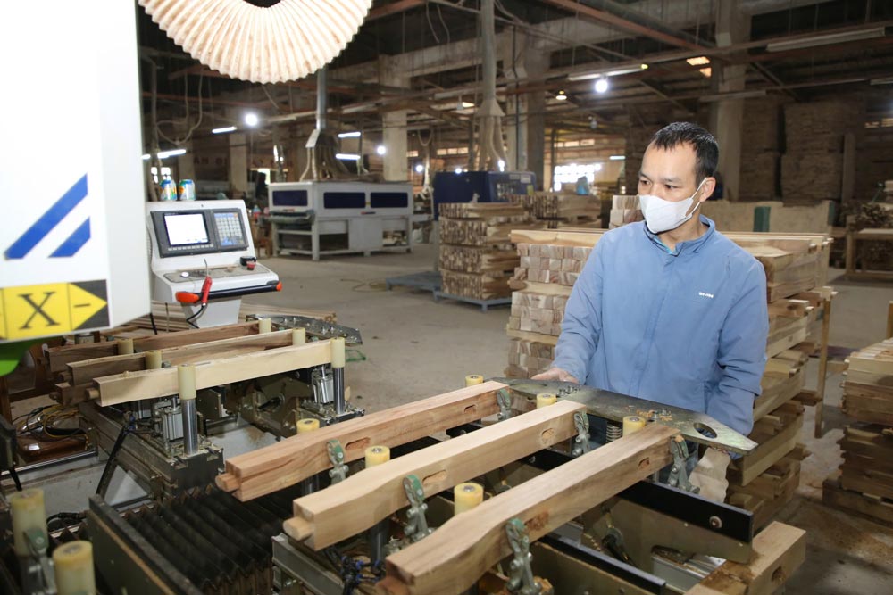 Mr. Le Van Binh - Head of the production team at Phu Quy Wood Branch (Viet Trung Quang Binh Joint Stock Company). Photo: Cong Sang