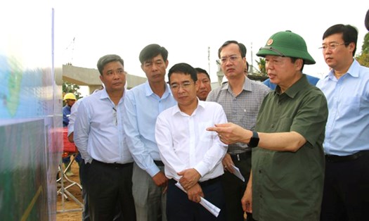 Phó Thủ tướng Trần Hồng Hà cùng lãnh đạo các đơn vị khảo sát thực tế tại công trình xây dựng Dự án thành phần 1 Cao Lãnh - An Hữu. Ảnh: Cổng thông tin điện tử Đồng Tháp