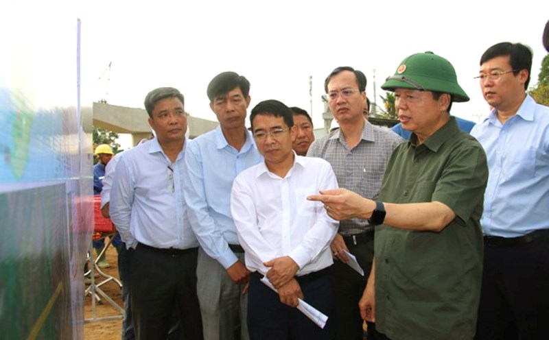 Deputy Prime Minister Tran Hong Ha and leaders of units conducted a field survey at the construction site of the Cao Lanh - An Huu Component Project 1. Photo: Dong Thap Electronic Information Portal