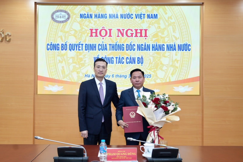 Deputy Governor of the State Bank Pham Quang Dung presented the Decision to Mr. Lai Huu Phuoc. Photo: SBV.