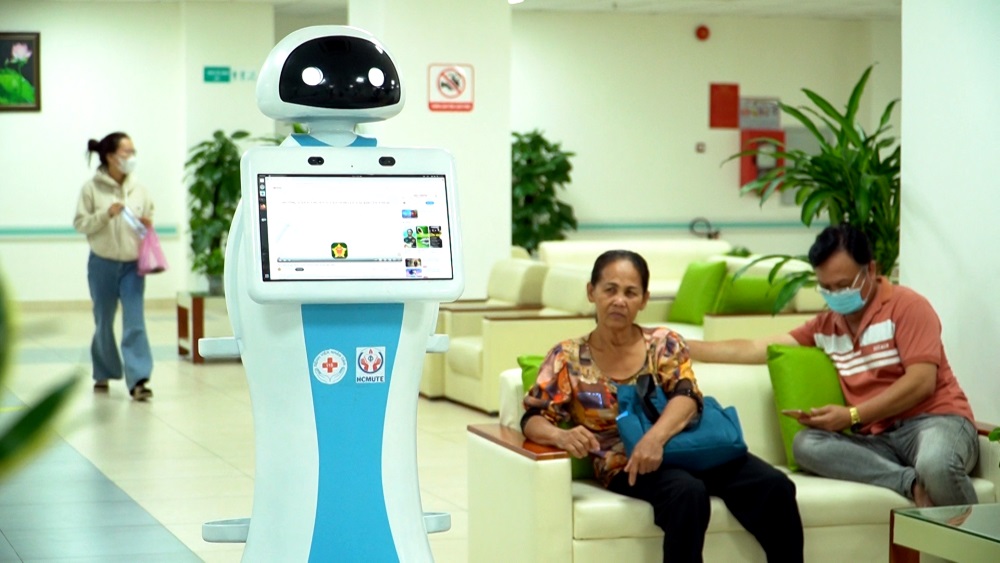 Hospital Trade Union applies AI robots to serve patients