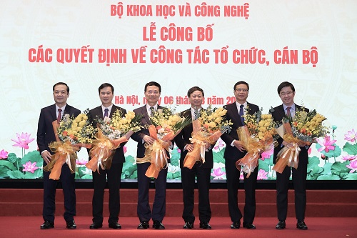 Minister of Science and Technology Nguyen Manh Hung and Deputy Ministers at the ceremony to present the decision to the leaders of the units. Photo: Ministry of Science and Technology