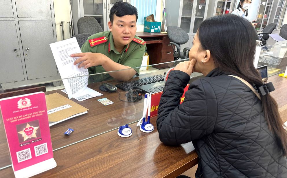 Police officers guide people through procedures to issue criminal records. Photo: Minh Quynh