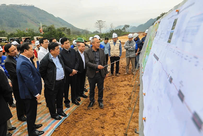 Pho Thu tuong thi sat tinh hinh thuc hien du an cao toc Hoa Binh-Moc Chau. Anh: VGP/Minh Ngoc