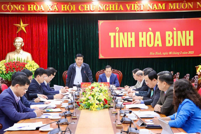 Deputy Prime Minister Nguyen Chi Dung worked with the leaders of Hoa Binh province. Photo: Photo: VGP/Minh Ngoc