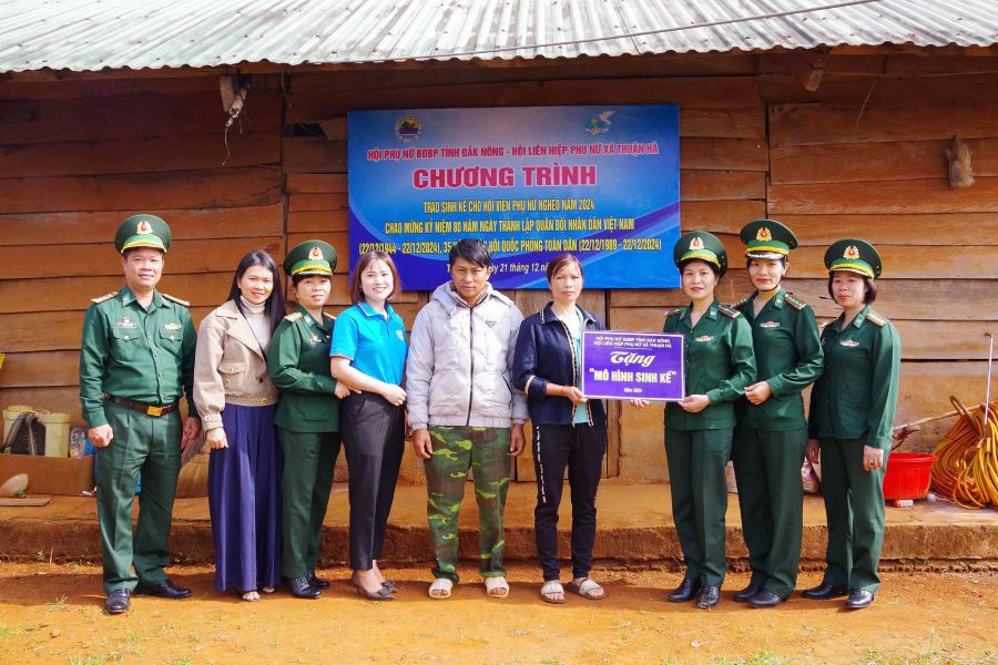 The Women's Union of Dak Nong Provincial Border Guard presented livelihoods to a household. Photo: Van Hoan