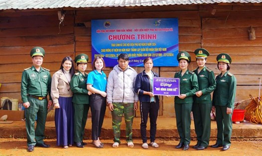 Hội Phụ nữ BĐBP tỉnh Đắk Nông trao tặng sinh kế cho một hộ gia đình. Ảnh: Văn Hoàn
