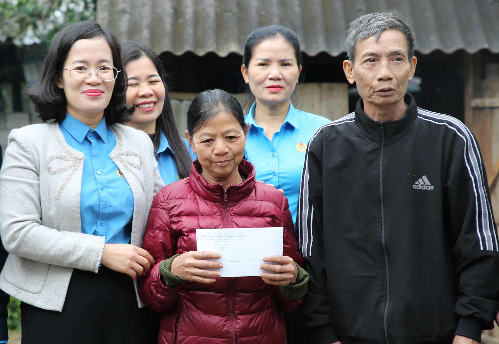 Chairwoman of the Quang Binh Provincial Federation of Labor Dinh Thi Ngoc Lan presented gifts to people who supported the repair of temporary and dilapidated houses. Photo: Cong Sang