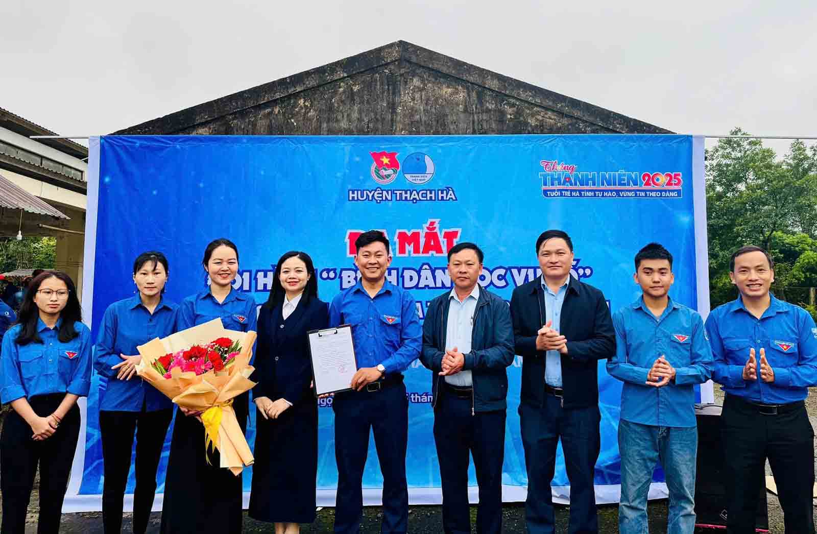 Youth of Thach Ha district (Ha Tinh) launched a team to carry out the digital education movement. Photo: Ha Thach.