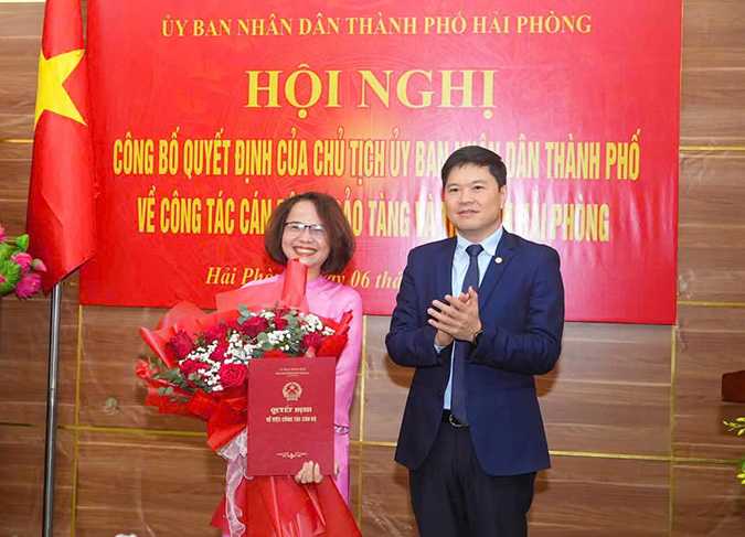 Phó Chủ tịch UBND TP Hải Phòng Hoàng Minh Cường trao quyết định bổ nhiệm cho Giám đốc Bảo tàng và Thư viện Hải Phòng. Ảnh: Minh Ánh