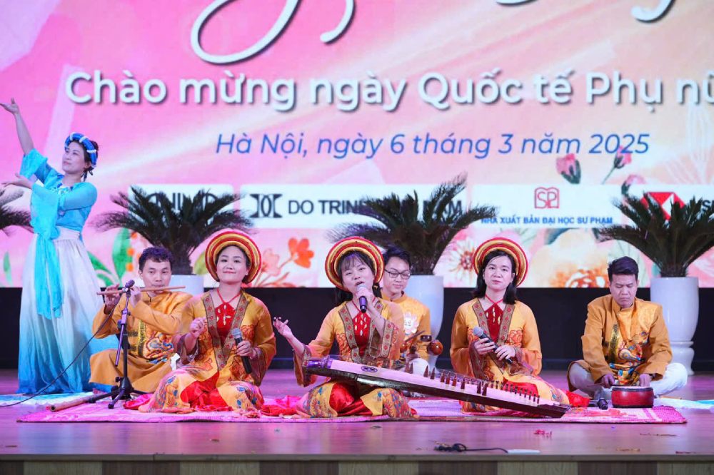 A part of the "Imprints of the challenge" contest at the "Scent of Pedagogy" contest organized by the Hanoi National University Trade Union. Photo: Phuong Oanh