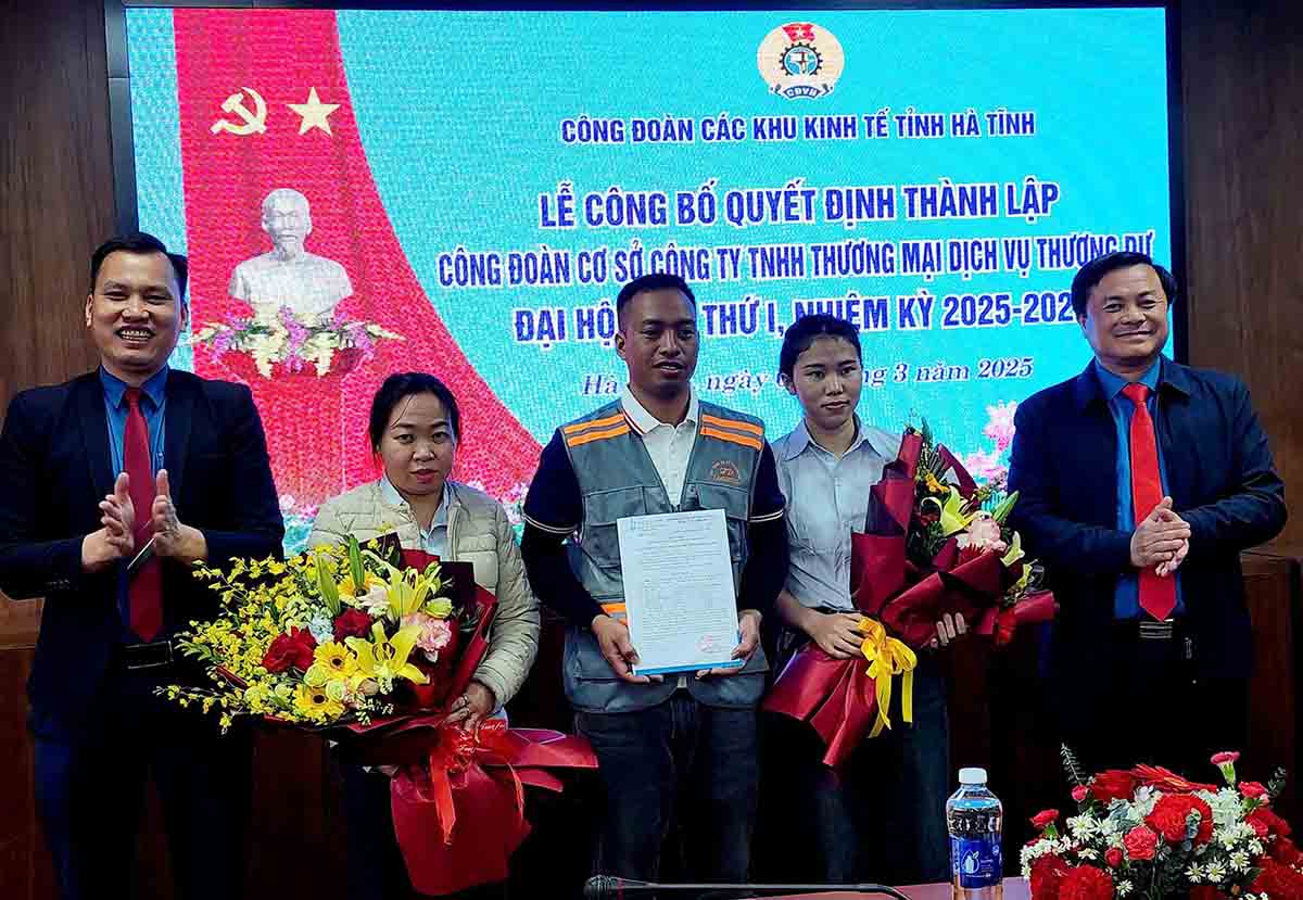 Handing over the decision to establish the Thuong Du Company's grassroots trade union. Photo: Hoang Thanh.