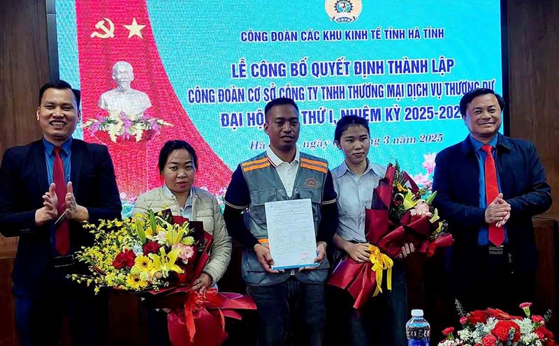 Handing over the decision to establish the Thuong Du Company's grassroots trade union. Photo: Hoang Thanh.