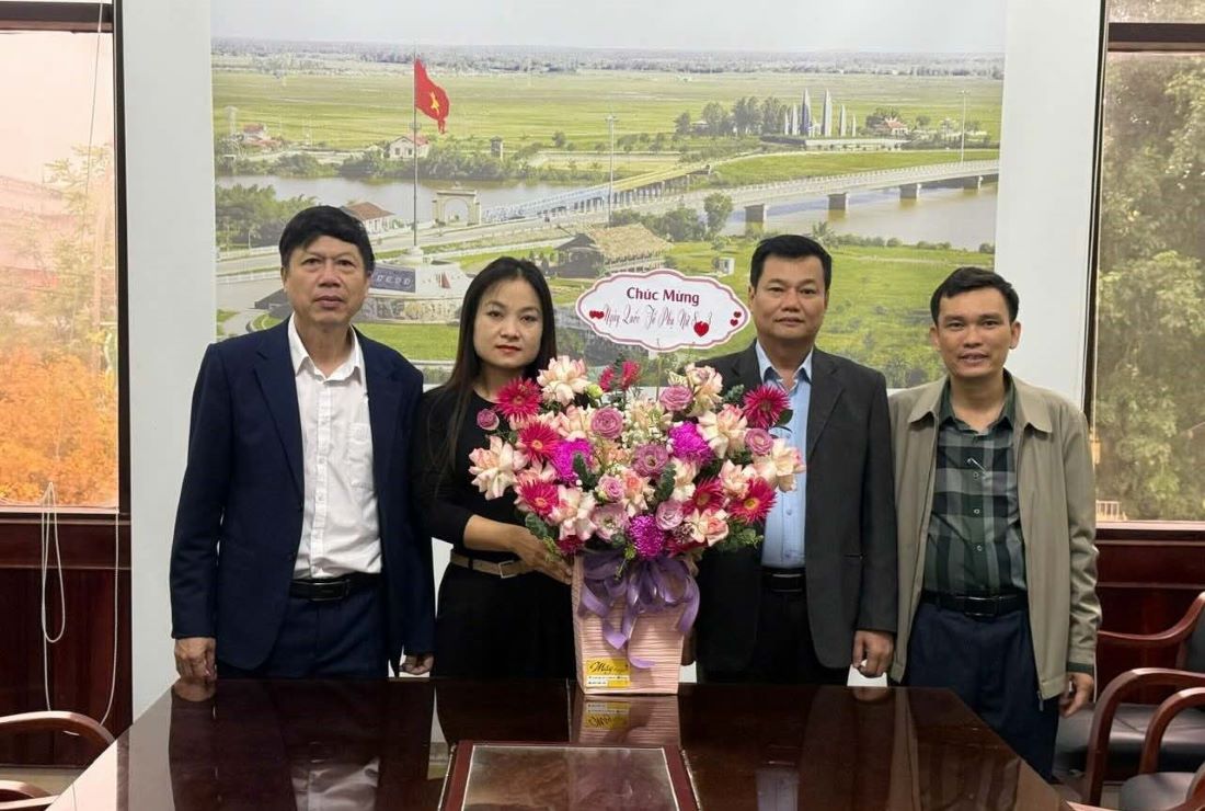 Leaders of the Department of Science and Technology of Quang Tri province presented congratulatory flowers to the only female employee present at the agency, other staff and workers who were not present were believed to be violating working hours. Photo: H.Nguyen