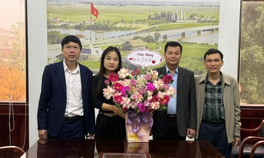 Lãnh đạo Sở Khoa học và Công nghệ tỉnh Quảng Trị tặng hoa chúc mừng cho nữ nhân viên duy nhất có mặt ở cơ quan, các cán bộ, người lao động khác không có mặt được cho là vi phạm giờ giấc làm việc. Ảnh: H.Nguyên