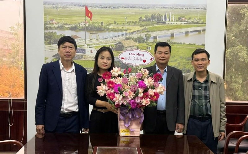 Leaders of the Department of Science and Technology of Quang Tri province presented congratulatory flowers to the only female employee present at the agency, other staff and workers who were not present were believed to be violating working hours. Photo: H.Nguyen