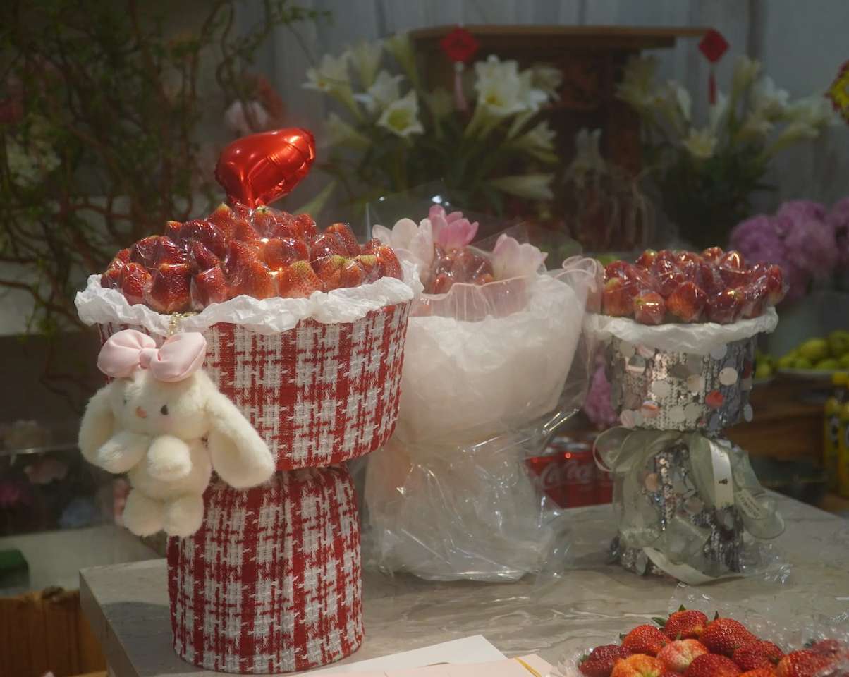 Strawberries are sought after by many people as gifts on the occasion of the 8.3 holiday. Photo: Viet Hoang