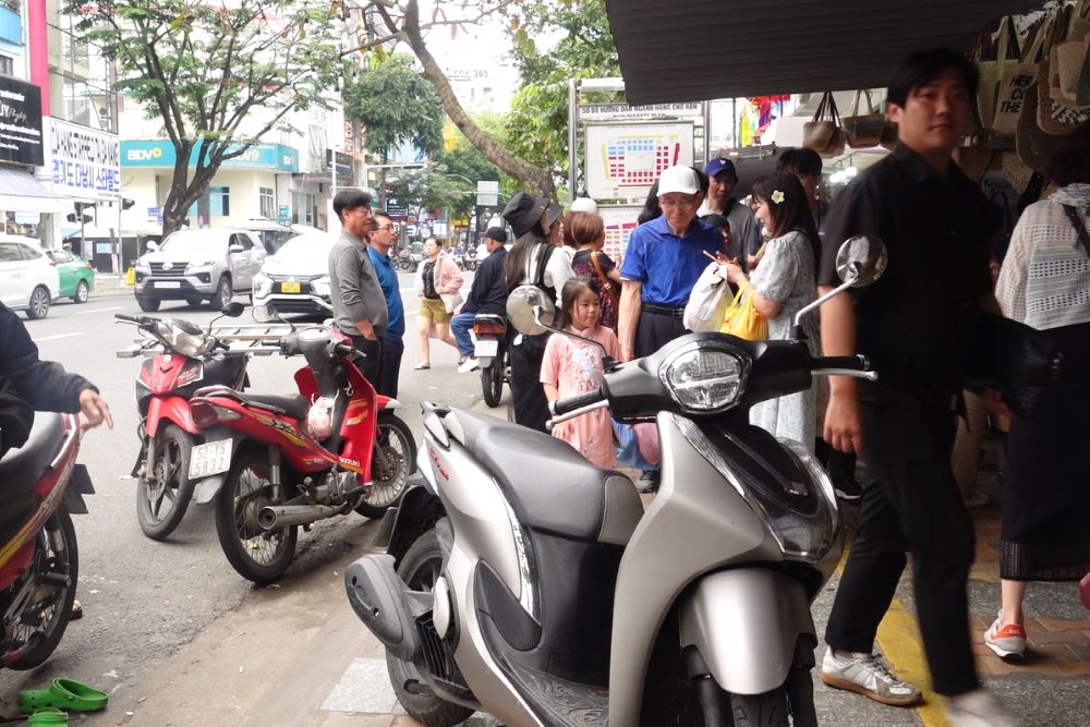 Tourist market in Da Nang is suddenly suffocated due to lack of parking space. Photo: TT