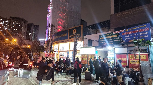 Không vào bến xe đón trả khách theo quy định nhiều nhà xe đón khách tại văn phòng của mình. Ảnh: Minh Hạnh chụp 22h30 ngày 6.3.