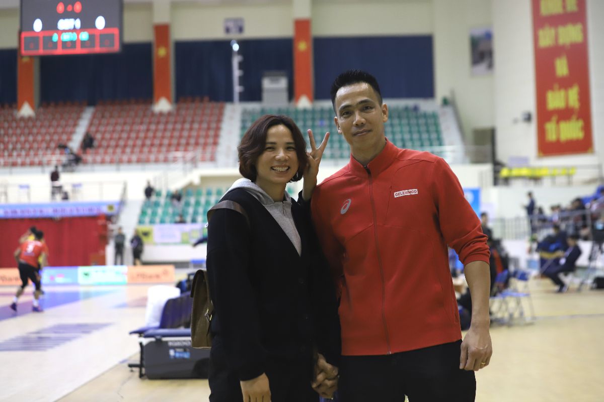 Former volleyball striker Bui Thi Hue cheers on her husband Tran Van Giap at the Hoa Lu - Binh Dien Cup 2025. Photo: Hoang Hue