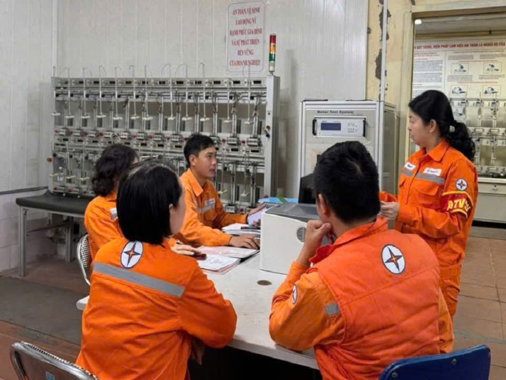 Female occupational safety and hygiene workers discuss with colleagues about measures to ensure occupational safety and hygiene before working hours. Photo: Vietnam Electricity Trade Union