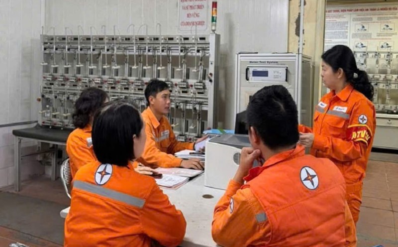 Female occupational safety and hygiene workers discuss with colleagues about measures to ensure occupational safety and hygiene before working hours. Photo: Vietnam Electricity Trade Union