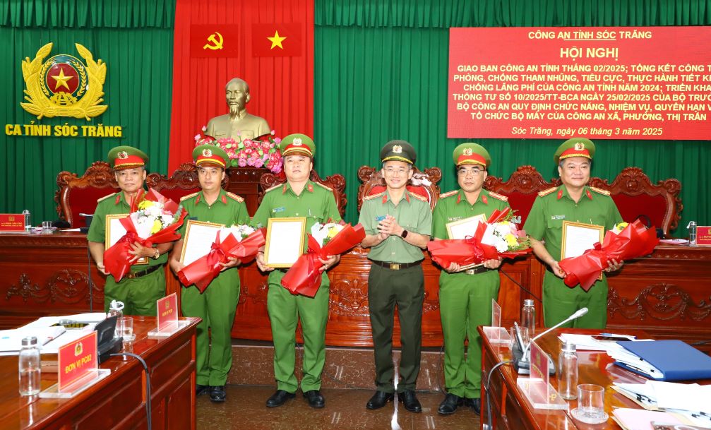 Dai ta Tran Van Duong - Giam doc Cong an tinh Soc Trang trao Quyet dinh cho cac To truong To cong tac. Anh: Nguyen Hoang