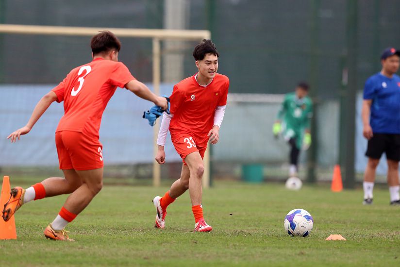 Overseas Vietnamese player Thomas Mai Veeren wears the shirt of the Vietnam U17 Team. Photo: Thu Khuc