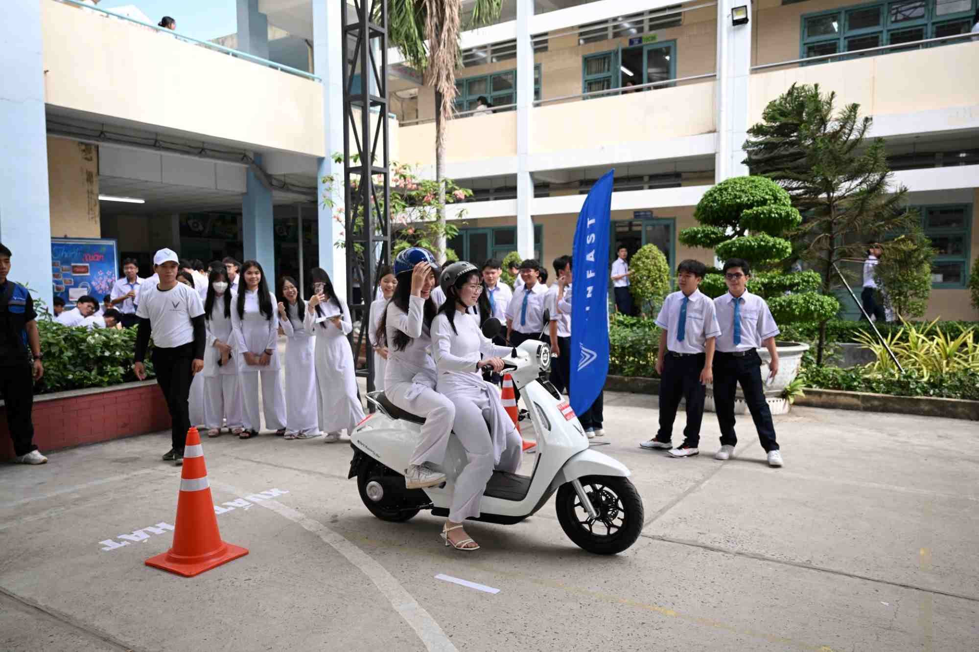 Students of Tran Phu High School (HCMC) are excited to experience VinFast electric motorbike models. Photo: VinFast