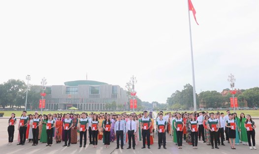 Đảng bộ Vietcombank Sở giao dịch tổ chức lễ kết nạp Đảng viên mới tại Lăng Chủ tịch Hồ Chí Minh. Ảnh: Trang Thiều