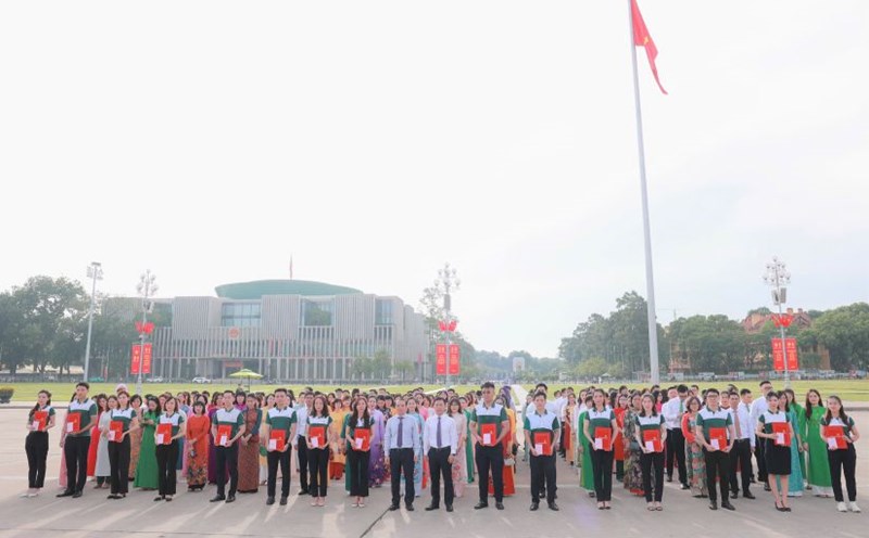 Vietcombank Party Committee of the Transaction Office held a ceremony to admit new Party members at the Ho Chi Minh Mausoleum. Photo: Trang Thieu