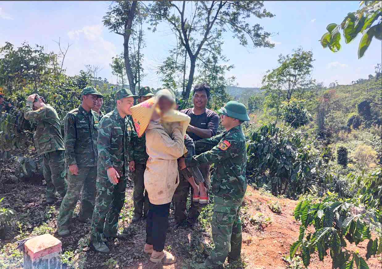 Em bé đi lạc trong khu vực biên giới được Bộ đội Biên phòng nhanh chóng tìm thấy và bàn giao cho gia đình an toàn. Ảnh: Văn Hoàn