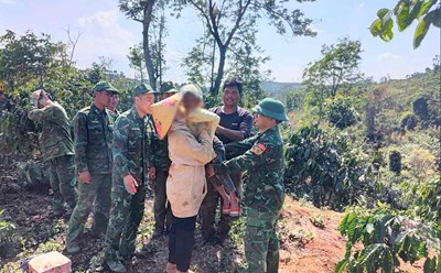 The baby lost in the border area was quickly found by the Border Guard and handed over to the family safely. Photo: Van Hoan