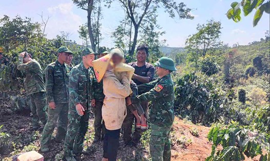 Em bé đi lạc trong khu vực biên giới được Bộ đội Biên phòng nhanh chóng tìm thấy và bàn giao cho gia đình an toàn. Ảnh: Văn Hoàn