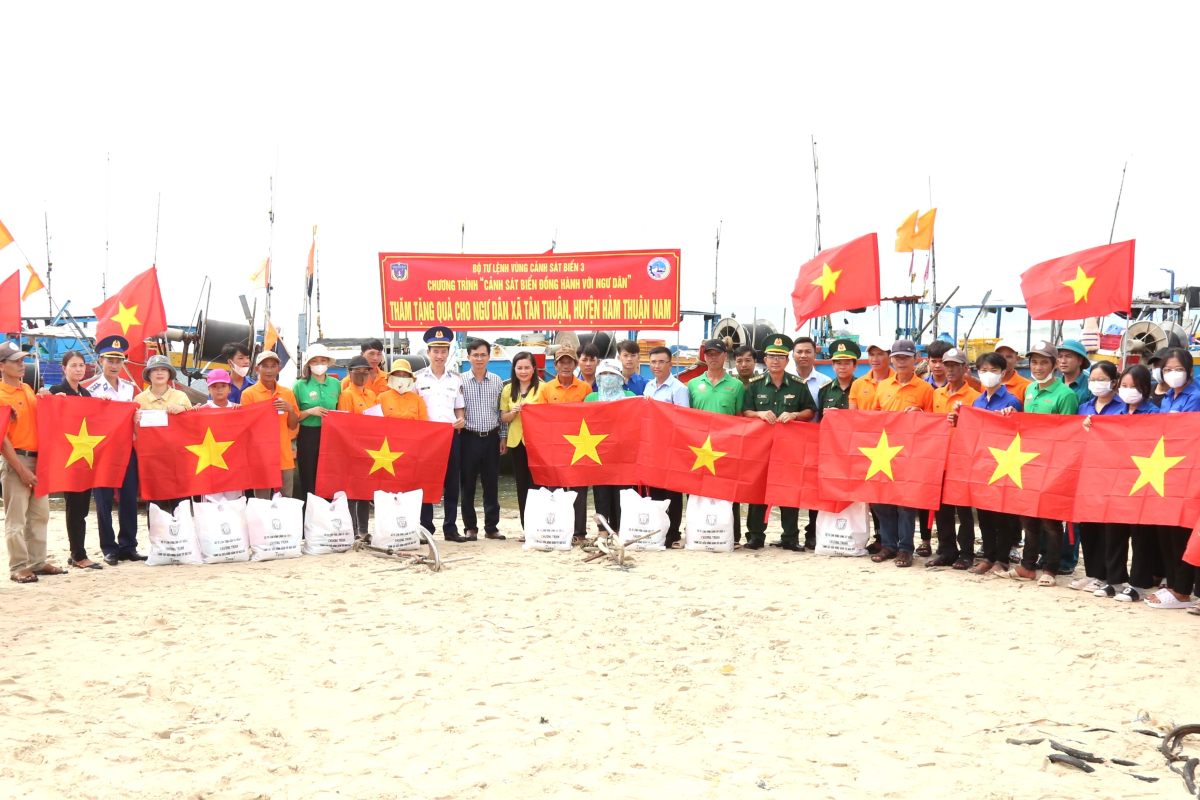 Vung Canh sat bien 3 tang qua cho ngu dan hoan canh kho khan tai Binh Thuan. Anh: CSB3