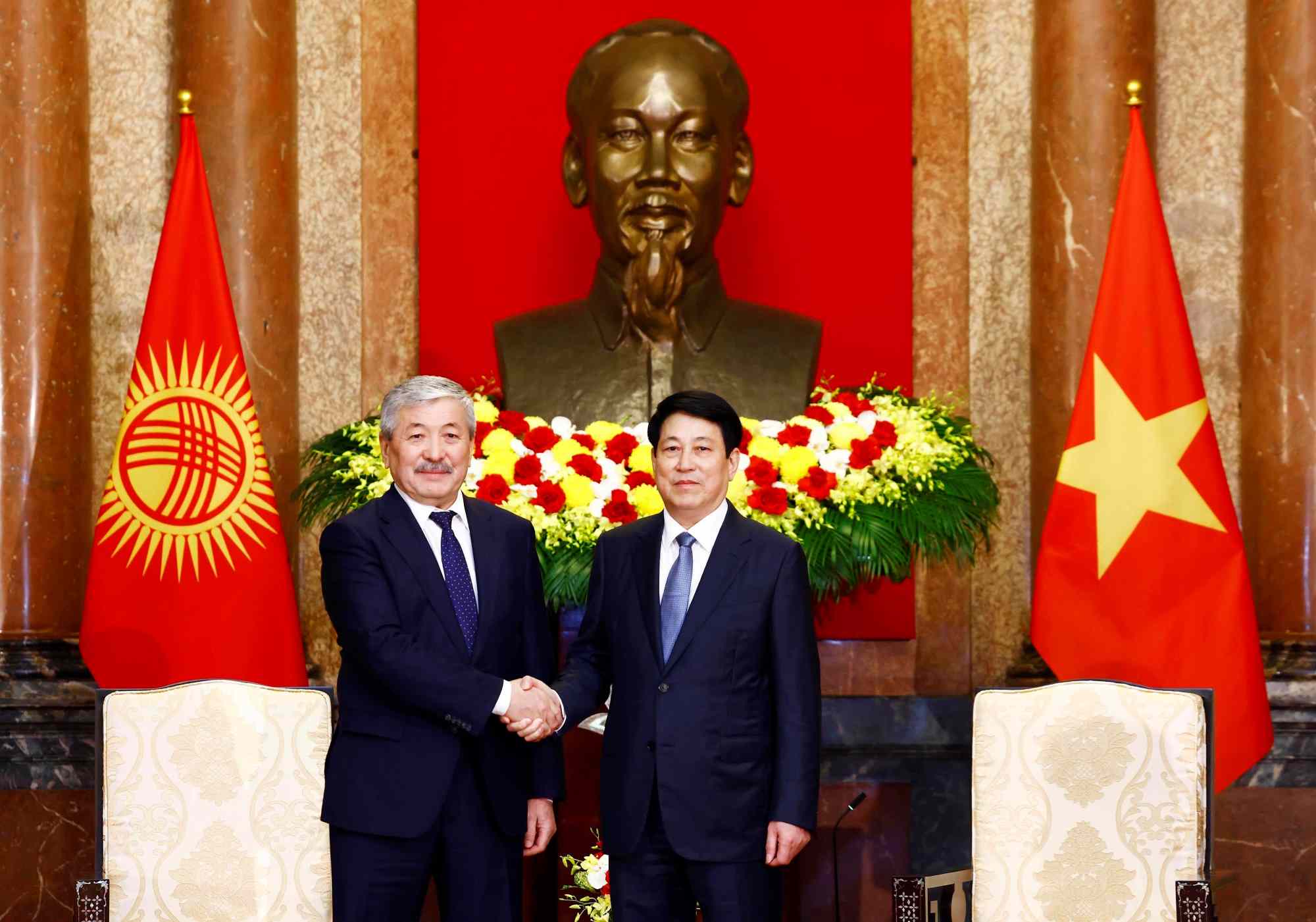 Politburo member and President Luong Cuong received Prime Minister of the Republic of Kyrgyzstan Adylbek Kasimalyev. Photo: VNA